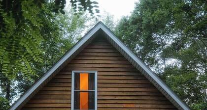 Cheerful Two Bdrm Cabin With Hot Tub & Pet Friendly