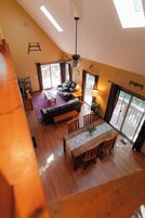Cabana, 2 camas Queen, banheira de imersão (Rocky Ridge) | Área de estar