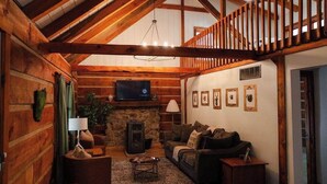 캐빈, 침대(여러 개), 온수 욕조 (Pine Ridge Cabin) | 거실 공간 | 벽난로