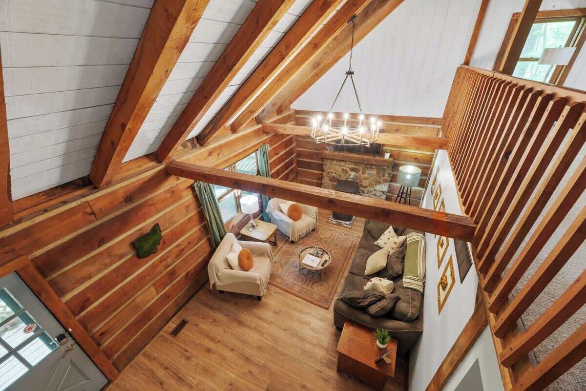 Ferienhütte, Mehrere Betten, Whirlpool (Pine Ridge Cabin) | Wohnbereich | Kamin