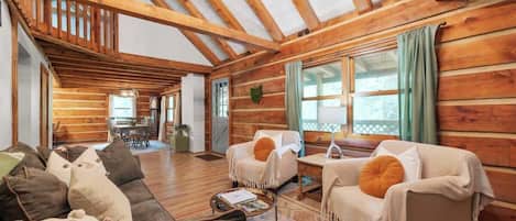 Chalet rustique, Plusieurs lits, baignoire à remous (Pine Ridge Cabin) | Aire de séjour | Foyer