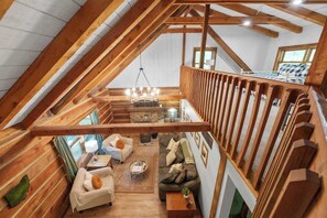 Ferienhütte, Mehrere Betten, Whirlpool (Pine Ridge Cabin) | Innenbereich