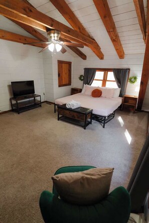 Cabane, plusieurs lits, bain à remous (Pine Ridge Cabin) | 2 chambres, décoration personnalisée, ameublement personnalisé