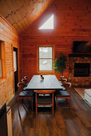Cabin, Multiple Beds, Hot Tub (Memories at Hillside) | Dining