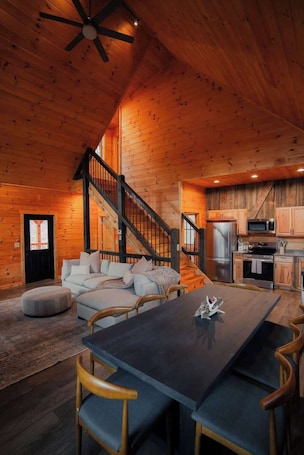 Interior. Memories at Hillside A Modern Cabin Hocking Hills