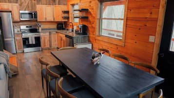 Cabin, Multiple Beds, Hot Tub (Memories at Hillside) | 3 bedrooms, individually decorated, individually furnished, bed sheets