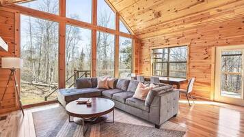 Kabin, 1 Tempat Tidur King, hot tub (Fern Villa) | Area keluarga | Perapian