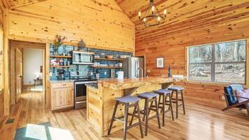 Chalet rustique, 1 très grand lit, baignoire à remous (Fern Villa) | Cuisine privée | Cafetière-théière