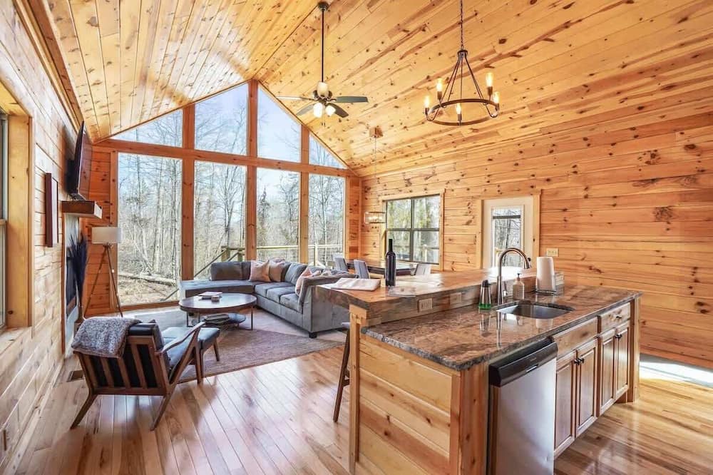 Modern Luxury I Hot Tub I Hiking - Jackson Township, OH