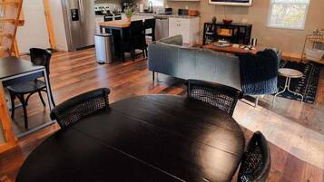 Huisje, meerdere bedden, patio (The Treetop) | Dineren