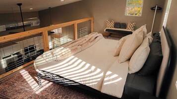 Stuga - flera sängar - uteplats (The Treetop) | 2 sovrum, individuell inredning, unika möbler och sängkläder