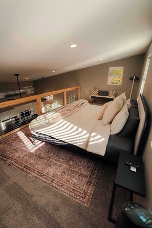 Cabin, Multiple Beds, Patio (The Treetop) | 2 bedrooms, individually decorated, individually furnished, bed sheets