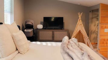 Cabin, Multiple Beds, Patio (The Treetop) | 2 bedrooms, individually decorated, individually furnished, bed sheets