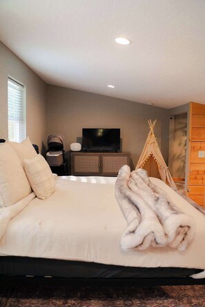 Cabin, Multiple Beds, Patio (The Treetop)