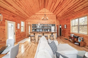 Ferienhütte, 1 King-Bett, Whirlpool (Fern Haven) | Wohnbereich | Kamin