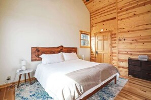 Cabane, 1 très grand lit, bain à remous (Fern Haven)