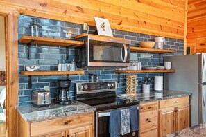小屋, 1 张特大床, 热水浴缸 (Fern Haven) | 私人厨房 | 冰箱、微波炉、烤箱、炉灶