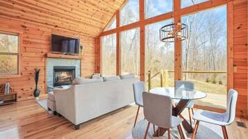 Kabin, 1 Tempat Tidur King, hot tub (Fern Haven) | Area keluarga | Perapian