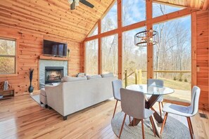 Cabane, 1 très grand lit, bain à remous (Fern Haven) | Coin séjour