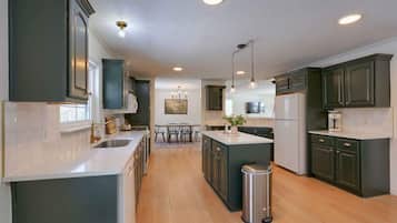 Cabane, plusieurs lits, patio (Buckingham Woods) | Cuisine privée