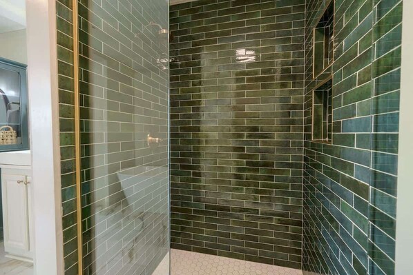 Bathroom - Buckingham Woods I Hocking Hills (Logan)
