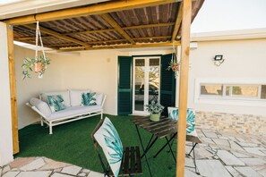 Outdoor dining - Tree House Casa Figueira (Sesimbra)