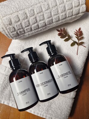 مجففات شعر، مناشف، صابون، ورق حمّام