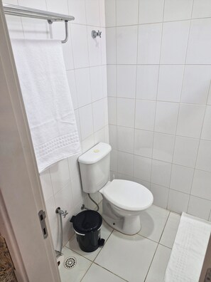 Hair dryer, towels, soap, toilet paper - Panoramic View Flat (Bauru)