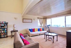 House, 6 Bedrooms, Private Pool, Garden View | Living room