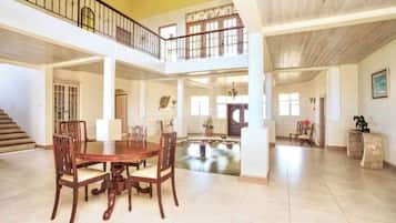 House, 6 Bedrooms, Private Pool, Garden View | Dining room