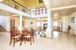 Rumah, 6 kamar tidur, kolam renang pribadi, pemandangan kebun | Ruang makan