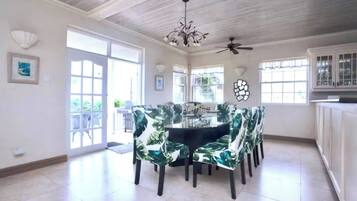 House, 6 Bedrooms, Private Pool, Garden View | Dining room