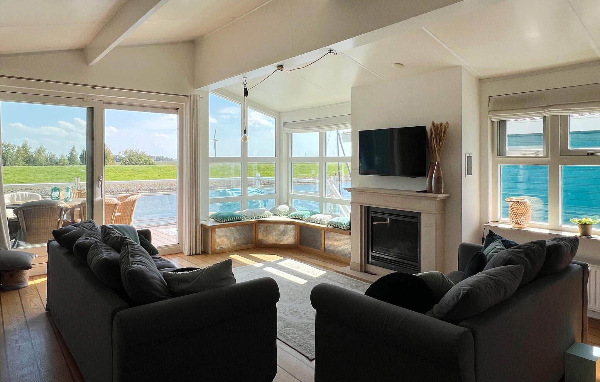 Een smart-tv en een open haard