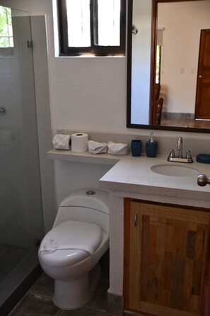 Toallas, jabón, shampoo, papel higiénico