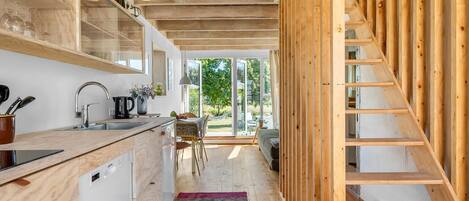 ثلاجة، غسالة أطباق، ماكينة لصنع القهوة/الشاي