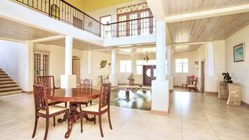House, 5 Bedrooms, Private Pool, Garden View | Dining room