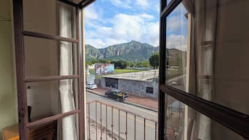 Habitación doble Deluxe, balcón, vista a la montaña | Escritorio y wifi gratis