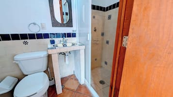 Sturta, handklæði, sápa, sjampó