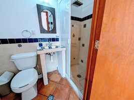 Suihku, pyyhkeet, saippua, sampoo