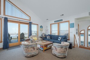 Smart-TV, DVD-spiller, bøker og filmbibliotek