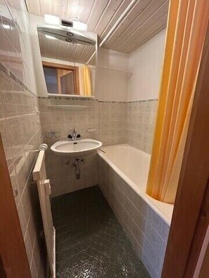 Bathroom - Outside: 2.5-room apartment, located on the 3rd floor (with elevator) of a building in the center of (Chandolin)