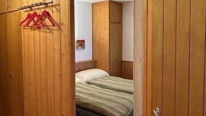 Unclassified image, 5 of 9, button - Outside: 2.5-room apartment, located on the 3rd floor (with elevator) of a building in the center of (Chandolin)