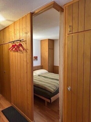 Room - Outside: 2.5-room apartment, located on the 3rd floor (with elevator) of a building in the center of (Chandolin)
