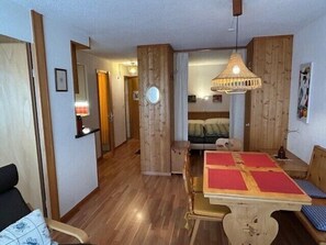 Dining - Outside: 2.5-room apartment, located on the 3rd floor (with elevator) of a building in the center of (Chandolin)