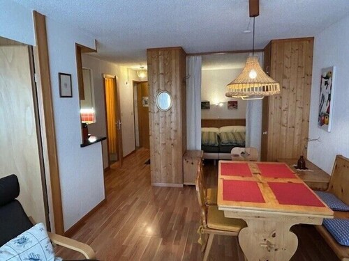 Outside: 2.5-room apartment, located on the 3rd floor (with elevator) of a building in the center of