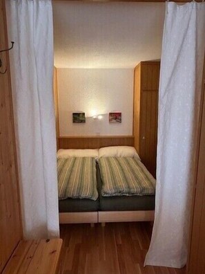 Room - Outside: 2.5-room apartment, located on the 3rd floor (with elevator) of a building in the center of (Chandolin)