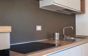 Kühlschrank, Mikrowelle, Wasserkocher mit Kaffee-/Teezubehör