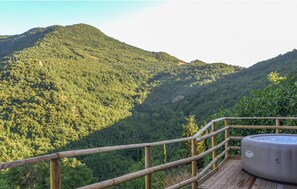 Outdoor spa tub - Nice home in Castelletta (Castelletta)