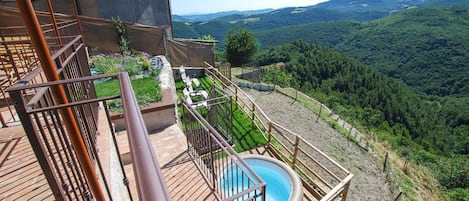 Banyera d'hidromassatge a l'aire lliure