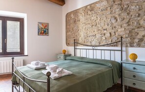 2 bedrooms, travel crib, free WiFi